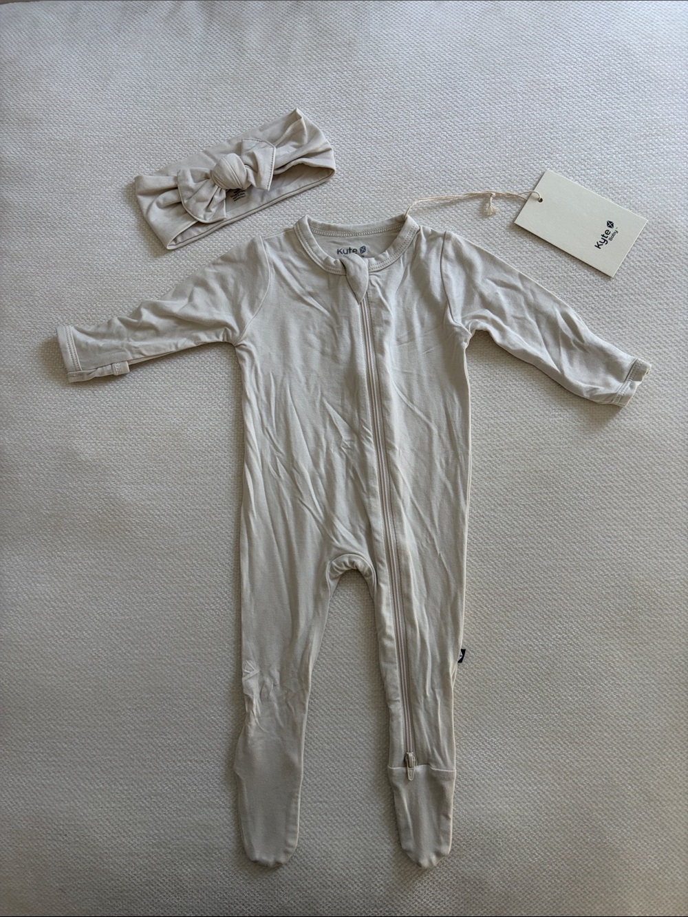 Kyte BABY Zippered Footie in Ecru & Bow in Ecru